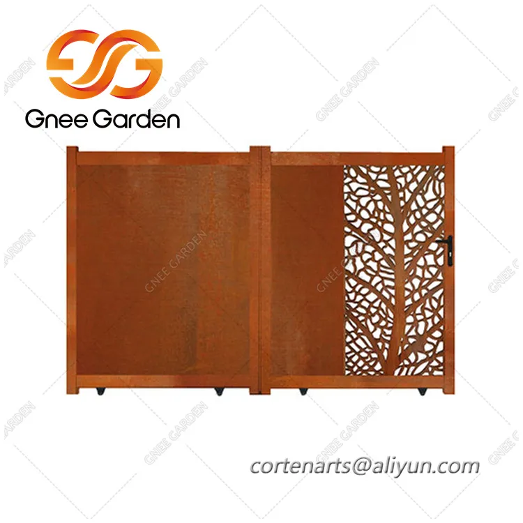 Sân sau cổng kim loại của biệt thự thép Corten
