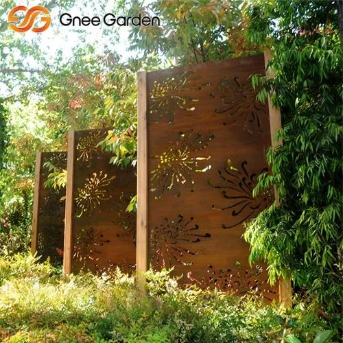 Màn hình Corten mộc mạc với hoa văn hoa cúc